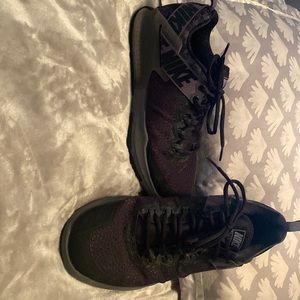 Mens Black Nike Zoom, Gently worn with no tears or discoloration